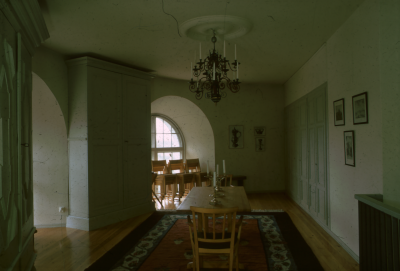 Stort skåp bord stolar matta tavlor ljusstakar ljuskrona läktaren V-by kyrka?

090421/KG