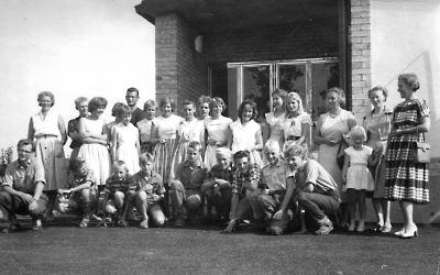 Skaerbäcks-besök i Vimmerby. 1. Lissie Lindersson  2. Roland Waern 3. Tuie Nilson  4. Inga Anemyr 
5. Karin Waern   6. GunBritt Lind  7. Ingrid Lindgren  
8. Bo Eriksson  9. Håkan Anemyr  10. Lena Lundin? 
11. Catrin Linderson  12. Gurlie Winter  13. Morten Jörgensen  14. Peder Wolfsberg  15.  Bo Leijon  16. ( Marie-Louise ) Marita Tejle  17. Hanne Olsen  18. Christian  19. Börje  20 Nils-Ove Waern.   