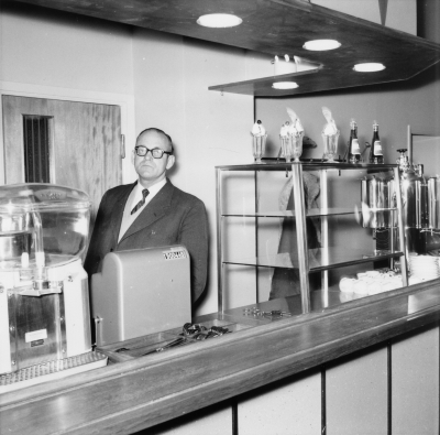 Mjölkbaren vid Sevedegatan och innehavaren Fagrell

Dok.100603/KG