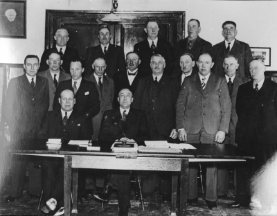 Kommunalfullmäktige i Vimmerby Landskommun  År 1952 bildades Sevede kommun av Vimmerby Landsförsamling, Pelarne, Frödinge.  År 1971 bildades Vimmerby kommun av dessa kommuner och Tuna, Södra Vi, Djursdala samt  Vimmerby stad. 1. Erik Vahlbom, Storebro, metallgjutare 2. Algot Hemmingsson, Hästmossehult, lantbrukare 3. August Karlsson, Storebro, byggmästare 4. Arthur Artmark, Lådingsfall 5. Valdemar Karlsson, Solnebo, lantbrukare 6. Axel Bothner metallarbetare, Storebro 7. Zante Hansson, Grägarp, lantbrukare 8. Ture Karlsson, målare, Älåkra 9. Axel Gustafsson, Skillingarum, lantbrukare 10. Aron Eklund, Grägarp, lantbrukare 11. Samuel August Eriksson, arrendator på Näs prästgård Vimmerby 12. Georg Larsson, Djurstorp, lantbrukare 13. Eskil Johansson, fjärdingsman, Storebro 14. Axel Jonsson, lantbrukare, Ljungåkra 15. Anton Andersson, Vrångatorp 16. Arvid Nilsson, arbetare, Storebro 17. Melker Hemmingsson, ordförande, lantbrukare.    