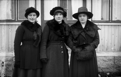 Från vänster: Elsa Karlsson född Pettersson Koppetorp, Ingeborg Nilsson, född Hallberg Grägarp, ?