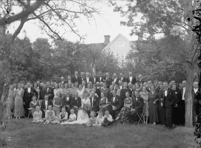 Karin och Elon Waerns bröllop Ludvigsborg.
Bland gästerna finns: Emma Waern, Gösta Waern, Karin Waern gift Hoflund, Uno Hoflund överkonstapel, Gunnar Waern, Carl och Dagmar Larsson, Greta Berggren gift med Frits Karlsson på Vimmerby Tidning, Lisa Waern - Beijer, Einar Pålsson guldsmed, Georg Seger, Maja Andersson, Lotta Hallberg hårfrisörska, Bror Waern, Lydia Andersson, John och Ruth Sonnerby född Grönqvist, Klara Nilsson, Emil Gustavsson riksdagsman med fru Kampen, Folke Beijer Beijers motorfabrik, hattmodisten Lydia Anderssons dotter