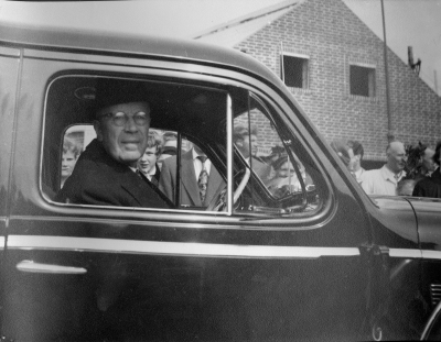 Minuterna före avresan söderut. Nya stationshuset under under byggnad.    