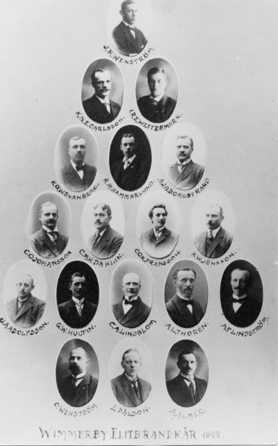 Wimmerby Elitbrandkår 1922.  J.R. Wenström, K.N.E. Carlsson, I.R.E. Wettermark, K.O.W Svanberg, R.M. Hammarlund, A.J.A. Borgstrand, G.O. Johansson, C.M.H Dahlin, C.O.K. Fransson, K.W. Jönsson, J.A. Adolfsson, G.W. Hultin, C.A. Lindblom, A.L.T. Thorén,  A.F. Lindström O. Wenström, L.Pålsson,  A. Almér.  T.E. 