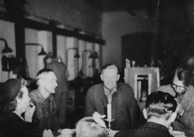 Beijers Motorfabrik Vimmerby  De båda i mitten fr. v. Axel Liljeblad och Valfrid Johansson. Tillverkning av  fräsmaskiner,sådana stativ syns i bakgrunden.            