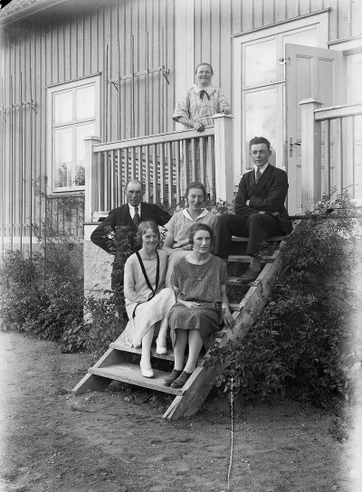 1. Ernst Nilsson, Brofall Frödinge. 2. Ingrid Hansson född Nilsson, Grägarp, gift med 3. Hardine Hansson Grägarp, 4. Henrik Hansson, Grägarp. 5. Ellen Jonsson gift Hultqvist, Pelarnehult. 6. Irene Jonsson, Pelarnehult.