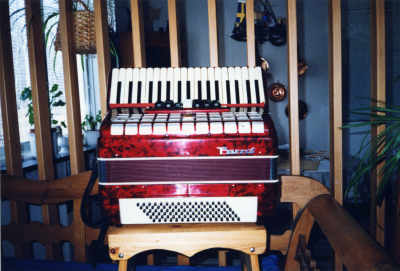 Allan Jonssons egen dokumentation: " Pianodragspel av märke Parrot med 7 register i diskanten och 2 i basen, stark något " skrällig" ton. På något register gränsande till fransk ton. Inget av dem dyrare spelen men ganska lättspelat. Jag är ej säker på var det är tillverkat.