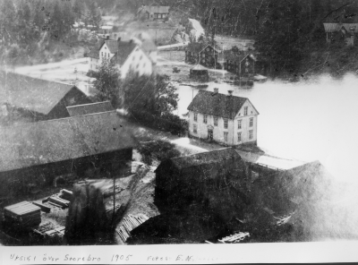 Utsikt över Storebro   Foto: E.N.     Okänd
Kasern nuvarande Gästgiveriet och en del av fabriksområdet