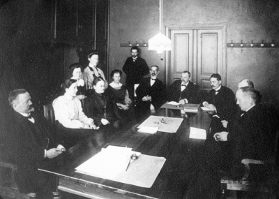 Samrealskolans lärare år 1908,  1.  Adjunkt Sterner, 2. Fröken Boman, 3. Fröken Rigmor,  4. Fröken Rut Tidman, 5. Fröken Tekla v. Reis, 6. Fröken Astrid Björklund, 7. Musiklärare Bodlund, 8. Kyrkoherde Tidman, 9. Rektor Gustaf Björklund, 10. Dr. Edvard Köhlgren, 11. Dr. Andersson, ( Frans Leopold A ) ( Shrommel ) Lärare i Vimmerby, 12. Pastor A.E. Nyberg.         