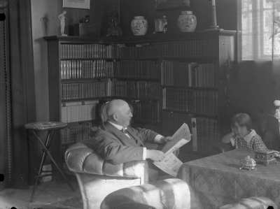 Bankdirektör Erik Ingeström
samt dottern Eva, född 1920
Salongen i villan på Prästgårdsgatan 13 Tuvelyckan
Mera info se: vklba8397.tif

