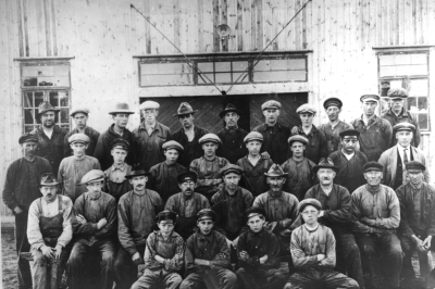 Fanérfabriken 1930-talet.  1. Thor Fasth  2. Ragnar Ståhl  3. Gunnar Andersson ( Skinnet )  4. Erhard ( Per ) Samuelsson  5. Edvin Olivesjö   6. Knut Flink  7. Oskar Samuelsson  8. Olof Tengvall  9. Gustav Lagerström  10. Ture Svensson  11. Valter Svensson  12. Adrian Johansson 13. Axel Samulsson  14. Ingvar Larsson  15. Adolf Sand  16. Ivar Johansson  17. Yngve Lundström  18. Erling Berggren  19. Helge Karlson ( eldare )  20. Gustav Johansson, Disponent  21. Konrad Johansson  22. Samuel Samelsson  23. Ture Bylov  24. Gustav Flink  25. Karl Johansson  26. K.A. Gustafsson  27. K.A. Samulsson  28. K.  Karlsson ( Vallåkra )  29. Oskar Olsson  30. Valter Vidén  31. Birger Karlsson  32. Bror Pettersson  33. John Samuelsson.      