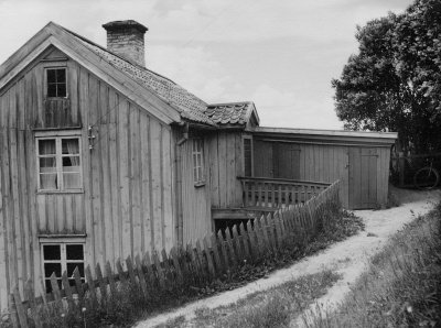 Båtsmansbacken, här bodde Olle Hagman. Huset sett från söder nedåt järvägen, uppgång därifrån!

