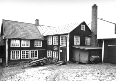 Bildtext: Innergården från sydväst.
Dokumentationsfotografering av tillverkningsprocessen på Snickargården.
Vårvintern 1988
Tillverkning av fransk pardörr.
Avbildade personer:
Tönnes Andersson
Bernth Ericsson
Lillan Ericsson
Alvar Andersson
Bildmaterialet användes senare till en skärmutställning om Snickargården som visades på Vimmerby Bibliotek