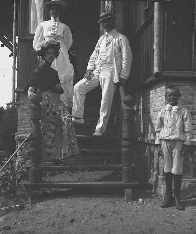 På trappan till Borgmästargården
Syskonen Wahlberg ( 3:e från vänster Erik Wahlberg )