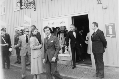 Kung Carl XVI Gustav, utanför Grankvistgården i Vimmerby.