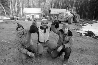 Sagobyn börjar byggas. Pelle Jalminger, Rein Soowik, Tommy Isacsson 