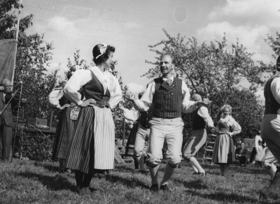 Örsåsa Gullringen. Från vänstet.   1. Ernst Bruce kärnmakare  2. Ylva Pettersson lärarinna Vena    3. Helge Karlsson ordförande i danslaget, verkmästare Vimmerby  4.Gunnar Johansson Vimmerby  5. Inger Georgsson Mariannelund  6. Ture Högsell Hultsfred.                                                  