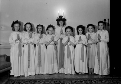 Lucia med följe 1946
Från vänster: 1. Gunvor Eriksson Näs 2. Leni Cederfeldt 3. Siv Dahlgren 4. Barbro Eriksson 5. Lucian Gerd Marie Grönkvist 6. ? 7. Gunnel Gabrielsson - Knutsson 8. Margareta Ståhl - Larsson 9. Inger Jakobsson 