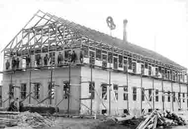 Industripersonal  Vimmerby Träförädlingsfabrik, Hallbergs bygges 1902. Fjärde man från vänster Gustaf Andstedt, senare polis.      