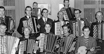 Allan Jonssons egen dokumentation: " Dragspelskurs i Vimmerby på 1950-talet. Många kända ansikten, här några: Ulf Nyström, Yngve Säll, Evert Thuresson, jag Allan Jonsson,, ledare Nils Landholm, Assar Eriksson och Erik " i Vasketorp " med flera".