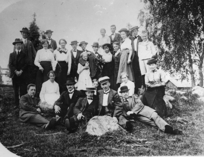 1. B. Selin, barberare  2. Oskar Lundberg, järnvägstjänsteman  3. Ejnar Elg, affärsbiträde tandtekniker  4. Hanna Karlsson  5.  Anna Lind, affärsbiträde  6. Bror Karlsson  7. Hans Karlsson, typograf  8. Lisa Johansson  9.  Axel Pettersson, målare  10, Karin Åberg  11, Daniel Jonsson, trädgårdsmästare  12. Tora Karlkvist, Södra vi  13. David Jonsson  14. Nanna Malmberg  15. Harry Elg. Elverket  16. Karl Johansson ( Botergård Öland )  17. Otto Kastman, affärsbiträde  18.  Eva Svensson  19. Oskar Johansson, sadelmakare  20. Arvid Karlsson, skohandlare  21. Oskar Malmberg, urmakare  22. Carl Jonasson, snickare  23. Rut Cederfeldt  24. Oskar Eriksson, garvare  25.  Alma Jonasson.  