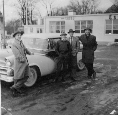 Allan Gustafssons egen dokumentation: "Kalmarresan 1956 3 bröder  Berggren och Allan."