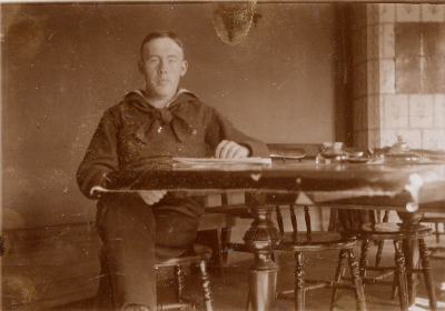 Edvin Isaksson, Gölstugan, Södra Vi i lumpen ( militären ), i unga år. Han arbetade i flottan och hade ansvar om bröduppskärningen/ ML      Se vba 5304 E.I som 50-åring.