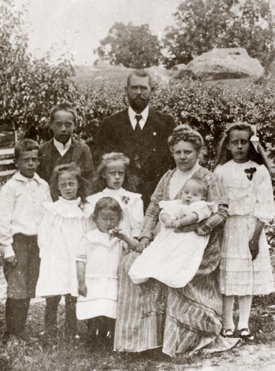 1.Erik Lindersson 2.Carl Lindersson 3.Göte Lindersson 4.Ella Lindersson g.Eriksson 5.Ingeborg Lindersson 6.Anna-Lisa g.Inger 7.Emerentsia Lindersson 8.Sven Lindersson 9.Karin Lindersson.  