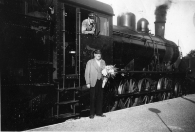 Allan Jonssons egen dokumentation: " 50-talet. Lokförare Oskar Karlsson, fick blommor i Vimmerby, på sin sista arbetsdag, vid uppehåll i Vimmerby."