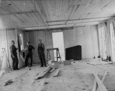 Vaktmästarebostaden i Gästgivarehagen byggs 1970  Från vänster 1. Stig Östergren, 2.  3. Gunnar Karlsson. 
