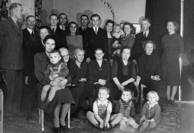 1. Elon Waern, metallarbetare  7. Kurt NIlsson  13. Karin Waern, fru  17. Clara Nilsson, Ludvigsborg  18. Ella Elg, fru 21. Waern.  