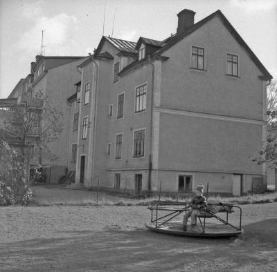 Sevedegatan

Winerkonditoriet 
Grönsiskan Sevedegatan 25 Revs på 1970-talet.
T.E

Dok.110217/KG

