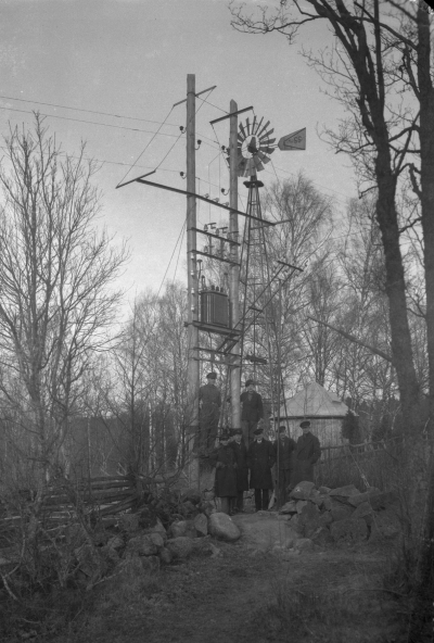 Montör Larssson vid kraftledningsstolpe.



Dok.070711/RS