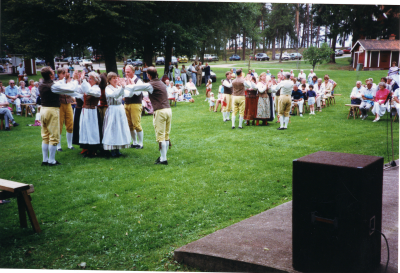 Hembygdsdagen 1990
Brunnsparken Södra Vi
Bland dansarna Evert Nilsson, Ingalisa Fransson, Arne Gunnarsson, Kurt Nilsson, Verita Eriksson, Ingvar Nilsson