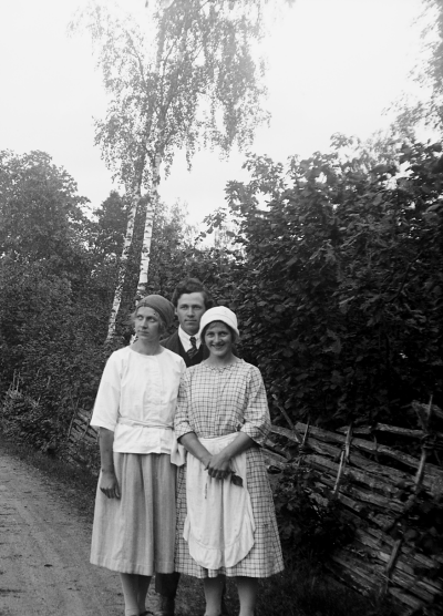 Hällebacka 

Många av bilderna i mappen Hällebacka kan lika gärna vara tagna kring Lidhem Locknevi.