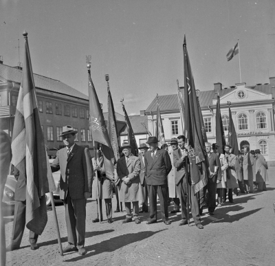 Första maj  Vid flaggan Yngve Karlsson

Dok.110531/KG