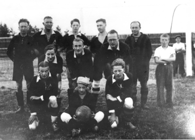 1. "Mille"  Karlsson,  Typograf Vimmerby sedan Kristinehamn  2. Nils Perfekt Utställningskommisarie  3. ?  4. Fritz Karlsson Typograf  5. Erik Olsson Typograf  "Masen"  6. Henning Risberg, Typograf  7. Karl Erik Solman, Chaufför  8. Sune Garpenby, Journalist  9.  10. Folke Ringborg  11. ? 12. Allan Tambour, Typograf  Pressens Kopia - år 1933.          