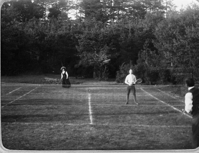 Våren.  Tennisplan.               