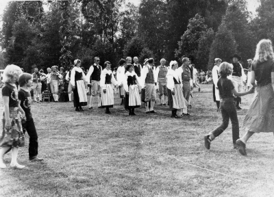 Midsommarafton i Gästgivarhagen. Från vänster 1,?  2, ?  3. Sture Nyman Blackstad,  4. Thorvald Eriksson Vimmerby,  5. Paul Johansson Vimmerby,  6. Berit Henriksson Brantestad,  7. Lars Andersson Vimmerby,  8. Gun Andersson Vimmerby,  9. Bo Thorell Lillerum, Tuna,  10. Ann- Britt Henningsson Figeholm,   11. Helge Karlsson Vimmerby,  12. Sven- Olof Andersson Storebro,  13. Tycko Karlsson Södra Vi,  14. Gun- Britt Lagerström Storebro,  15. Ingvar Nilsson "Emil" Lönneberga,  16. Margit Larsson Mariannelund,  17, ? 18. Rolf Eriksson Vimmerby,  19, ? 20 ?        