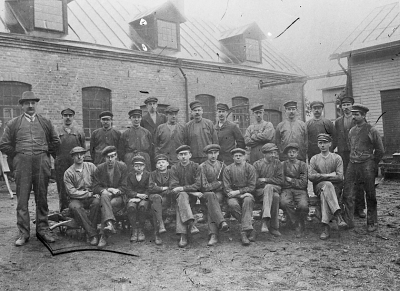 AB Beijer motorfabrik 
1. Nils A. Beijer, fabrikör  2. Carl Gross, filare  3. Erik Karlsson, svarvare  4. Georg Jonsson, verkmästare  5. Gunnar Nelsson, filare  6. Valfrid Johnsson, hyvlare  7. Johansson, filare sedan taxichaufför 8. Emil Sjögren, filare  9. Hugo Nilsson, svarvare  10. Aron Huld, smed  11. Elis Karlsson, borrare  12. Gustaf Larsson ( senare möbelhandlare )  13. Valfrid Lönngren, filare  14. Bengt Evander, svarvare 15. Schedin, hyvlare  16. Tore Wideén, svarvare  17. Ivar Beijer, borrare  18. Carl Beijer, svarvare  
19. Axel Pettersson, målare 20. Einar Nilsson, filare 21. Oskar Beijer, svarvare  22 Johansson Fräsare ( till U.S.A. )  23 Oskar Lundberg, borrare.          

Dok.090505/SJ         