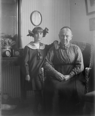 En dam och en flicka. Fru Beda Forsell Elsa Blomberg troligen år 1920. Storgatan 5.