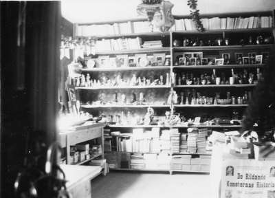 Halldéns Bokhandel.  Nils Stenbergs far arbetade där. Bröderna Rosin började arbeta där som springpojkar på 1960-talet. 
Rosins pappershandel AB