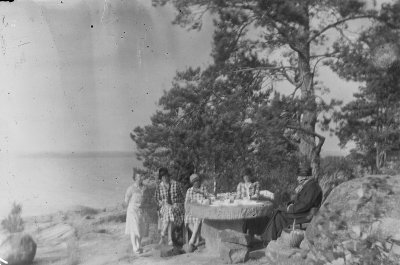 Från vänster: 1. Sigrid Wahlberg, 2. Ingrid Forsell, 3. Ingeborg Forsell 4. Erika Forsell 5. Beda Forsell 
Utflykt Krönbadens kaffestuga 
1920-talet. Okänd