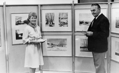 Konstnär Reinhold Ljunggren med Margareta Vellet i konstföreningen