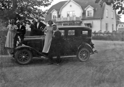 Ejnar Petterson, Djursdala
Järnvägsallén i Vimmerby på 1930-talet. Huset i bakgrunden heter Tomtebo och ligger på Östra Tullportsgatan 1A. Det byggdes av rådmannen Karl Emil Thorsell 1927



Dok.080227/MN



Dok.080227/MN