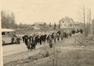 På väg till Folkets Park, Storgatan i huset som syns bodde lärarinna Vera Johansson.