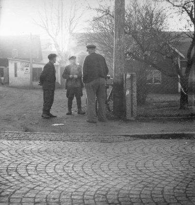 Tunaborg, Gunnar Karlssons gummiverkstad t.v. Fr.v. 1 Oscar Karlsson - Stolpe, 2 Konrad Johansson, 3 Axel Karlsson ("Nolsen") 1940-talet. T.E.