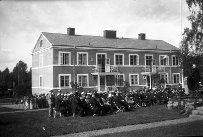 Förmodligen invigning av ålderdomshemmet på Drottninggatan, som senare kom att bli Gullvivans förskola. Fotot taget från innergården