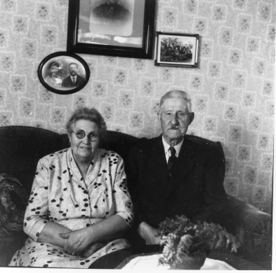 Karl-Gustav (född 27/2 1878 i Norra Bråten Locknevi, död 12/9 1970 i Locknevi) och Elna Maria Viktoria Svensson född 23/3 1887 Herrefälla Blackstad, död 7/11 1970 Locknevi. De gifte sig 4/9 1909 i Locknevi. Karl-Gustav var rättare på Locknevi säteri.

Firar troligen guldbröllop på bilden