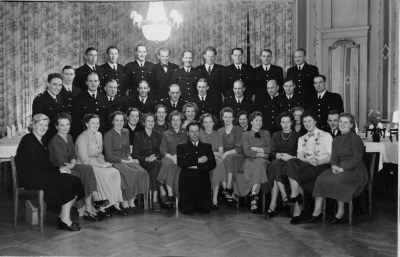 Vimmerby brandkår med familjer år 1950 eller 51 Stadshotellet. 1 Thorvald Larsson, Brandman, 2 Birger Andersson, Brandman, Sadelmakare, 3 Ernst Säll, Brandman, Byggnadssnickare, 4 Valter Svensson, Brandman, 5 Karl-Erik Flender, Taxiägare, 6 Nils Nilsson, körskollärare,ej brandman, underhöll på kvällen, 7 Yngve Karlsson, Brandman, sedan vice Brandchef, 8 Gösta Leander, Gummireparatör, 9 Hilding Nilsson, Smed, 10 Gunnar Leander Sven-Gunnar, Möbelsnickare, 11 Harry Säll, Snickare, 12 Nils Nygren, Stadsträdgårdsmästare, 13 Hugo Jeansson, Bilreparatör, 14 Linden, Bilreparatör, 15 Nils Nicander, Bilreparatör, 16 Gösta Jonsson, bilrep., flyttade till Hjorted, 17 Sven Hammarlund, Bilrep. 18 Staffan Wettermark, Affärsbiträde, 19 Olof Dahlin, Plåtslagare, 20 Harry Gustavsson, Snickare, 21 Ann-Marie Karlsson, Fru, 22 Olga Säll, 23 Maja Leander, 24 Stina Nygren Fru, 25 Erna Larsson, 26 Märta Gustavsson, 27 Märtha Säll, 28 Erin Jeansson, Fru, 29 Ester Lönngren, Fru, 30 Folke Lönngren, Brandchef och bilreparatör, 31 Evy Nicander, 32 Olga Linden, 33 Wettermark, Fru, 34 Dahlin, Fru, 35 Nilsson, Fru, 36 Lisbeth Jonsson, 37 Ann-Mari Lönngren, Kontorist, 38 Börje Mejer (Meijer?), Sotare, 39  Fru Rut Leander.  T.E.
